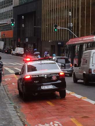 <p>O veículo ficou parado por cerca de 10 minutos no local</p>