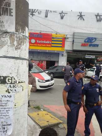 Carro desgovernado bateu em outro veículo e invadiu loja em Itapevi, em São Paulo