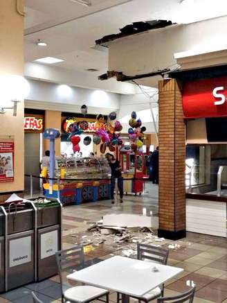 Teto ficou completamente danificado após o temporal que atingiu Osasco 