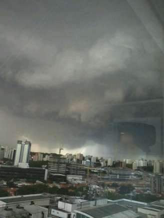 <p>Nuvens carregadas cobrem o céu na região do Shopping Morumbi</p>