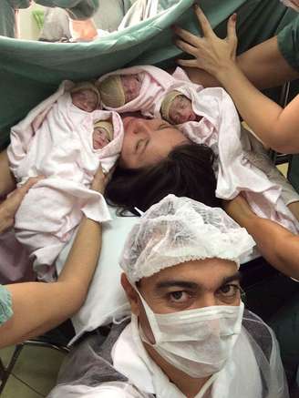 Pai tirou foto com a mãe e os bebês logo após o parto