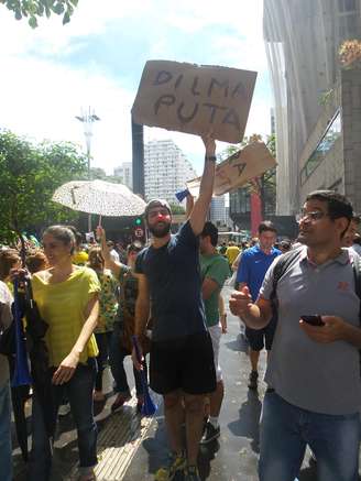<p>Manifestante carrega cartaz com ofensa à presidenta na Avenida Paulista, São Paulo, no protesto do dia 15</p>
