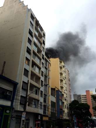 Fogo atingiu o 8º andar de edifício residencial no bairro de Santa Cecília, no centro de São Paulo