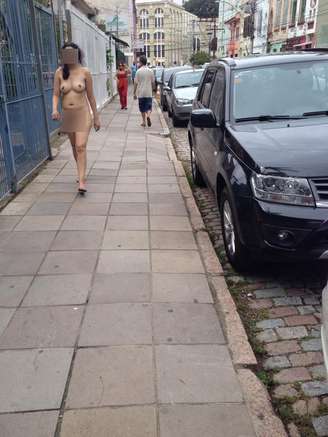 Mulher flagrada andando nua pelas ruas de Porto Alegre