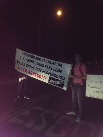 Estudantes fizeram protesto para apoiar a greve