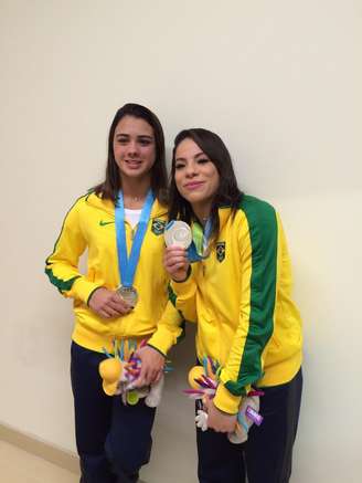 Saltadoras Giovanna Pedroso e Ingrid Oliveira exibem a medalha de prata