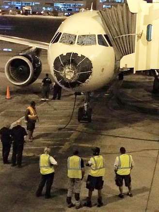 Chuva de granizo destruíram janelas e o bico do Airbus A320 da Delta Airlines nos Estados Unidos.