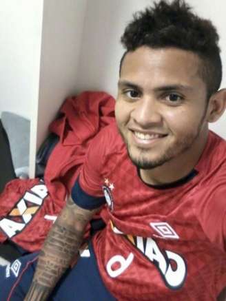 Roberto, 24 anos, já posa com a camisa do Atlético-PR no CT