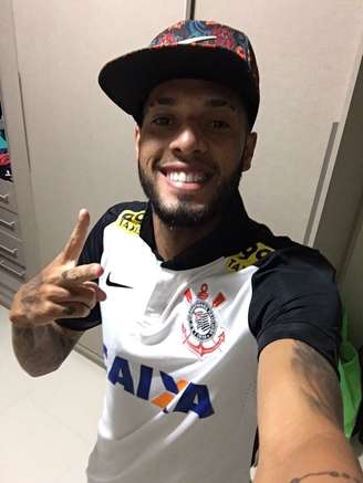 Paulinho apareceu em foto em rede social com a camisa do Corinthians