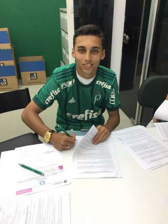 Guilherme assina contrato com o Palmeiras até fevereiro de 2019. Clube tem opção de compra (Foto: Divulgação)