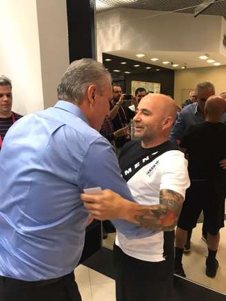 Tite abraça o treinador Jorge Sampaoli no hotel em Moscou, antes de embarcar para Sochi (Foto: Divulgação)