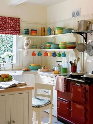 1. Você pode investir em objetos coloridos para trazer mais alegria a sua cozinha decorada