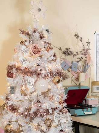 1. Decoração para árvore de natal branca com bolas douradas e rose gold – Foto: Rhyme