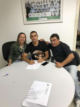 Alexandre Tam assinou novo vínculo com o Santos nesta segunda-feira, na Vila Belmiro (Reprodução)