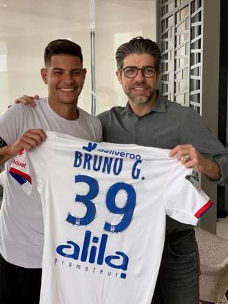 Bruno Guimarães usará camisa 39 no Lyon (Foto: Reprodução / Twitter)