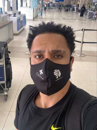 Diego Miranda no aeroporto voltando para a Arábia Saudita (Foto: Reprodução)