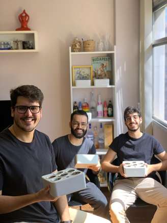 Pensando nas barreiras que impedem as pessoas de cultivar hortas domésticas, os empreendedores Bruno Arouca (à dir.), Juan Correa (ao meio) e Rodrigo Farina (à esq.) criaram, neste ano, a startup Brota