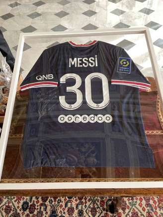 Camisa autografada por Messi no museu pessoal do Vaticano. (Foto: Divulgação)