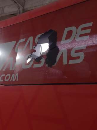 Ônibus do Bahia é atingido por bomba a caminho da Fonte Nova