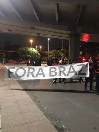 Uma das faixas contra a diretoria vistas no Maracanã (Foto: Matheus Dantas/LANCE!)