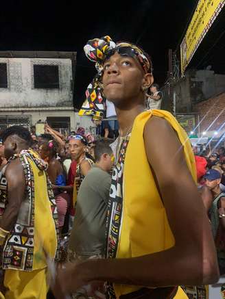 A banda segue atrás do trio, no chão