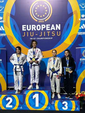 Aluna da Academia Almeida JJ ganhando campeonato europeu neste ano. Rede começou com projeto social em São Paulo