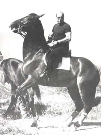 Em junho de 1982, Jornal da Tarde publicou foto de Figueiredo montado em seu cavalo corsário: duas horas de cavalgada