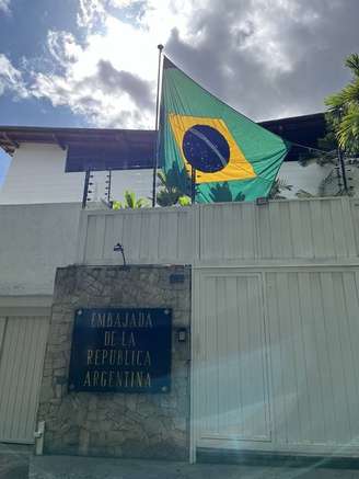 Embaixada da Argentina na Venezuela com bandeira do Brasil hasteada.