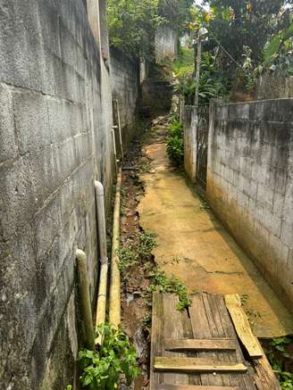 Esgoto a céu aberto em viela onde Madalena e sua família moram