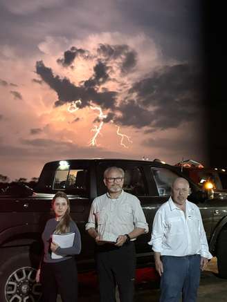 Iara Cardoso, Ernesto Paglia e Osmar Pinto Jr. comandam a série documental ‘Caça Tempestades na Amazônia’, que estreia no dia 5 de janeiro, no Fantástico