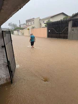 Vias alagadas na Vila Palmira, em Pariquera-Açu, no Vale do Ribeira.