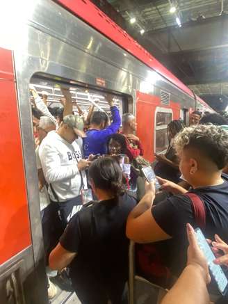 Estação Brás, que no final da tarde fica sempre lotada, ficou ainda pior com as chuvas no ABC.