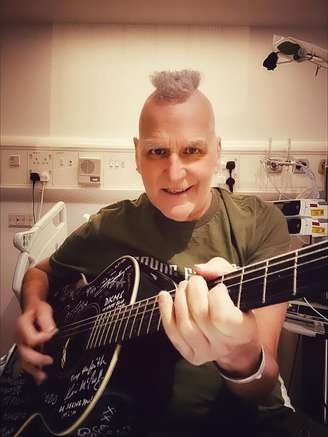 Mike Peters era vocalista da banda The Alarm e lutava há 30 anos contra o câncer