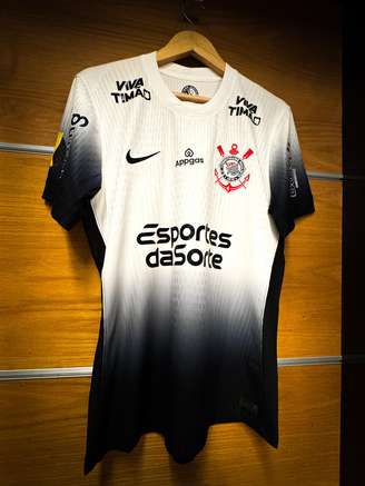 A camisa do Corinthians. 