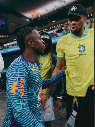Giannis Antetokounmpo e Vini Jr durante jogo da seleção brasileira