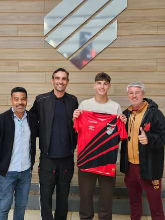 Filho de ídolo do vôlei brasileiro fala após assinar contrato com time grande da Série B: 'Paixão pelo futebol'