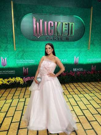 Fabi Bang, intérprete de Glinda na versão brasileira do musical 'Wicked', foi impedida de tirar foto com elenco do segundo filme durante pré-estreia São Paulo