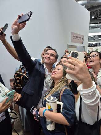 Ator Alfonso Herrera é tietado por fãs durante a COP-30, em Belém.