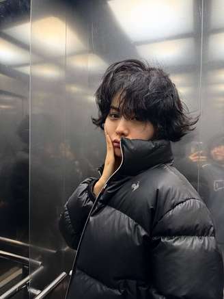 Nana, estrela do K-pop, reage a invasão e imobiliza ladrão na Coreia do Sul.