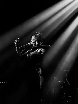 Isabel Fillardis apresentando Pretas do Brasil