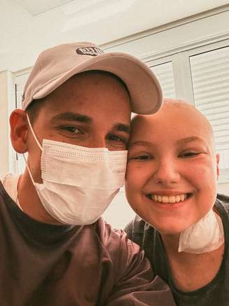 Lucas Borbas ao lado de Isabel Veloso. Influenciadora está internada na UTI desde quinta, 26.