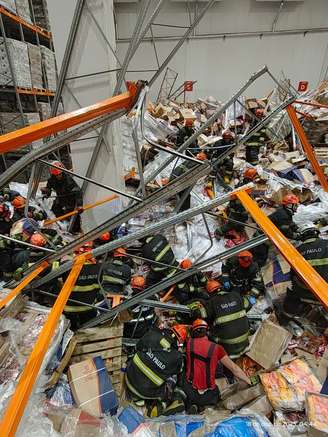 Aproximadamente 80 toneladas de mercadorias bloqueavam os acessos, o que dificultou a chegada até a vítima.