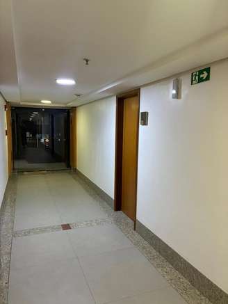 Corredor onde a advogava Viviane Barci de Moraes, mulher do ministro Alexandre de Moraes, alugou uma sala comercial para abrir seu escritório em Brasília. A sala fica na porta à direita da foto.