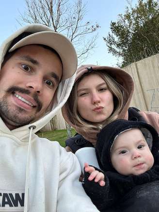 Lucas Borba e Isabel Veloso com o filho Arthur, de 1 ano
