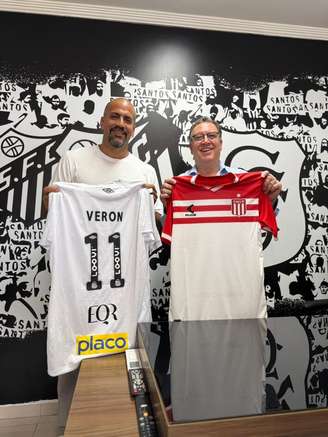 Presidente do Estudiantes, Juan Sebastián Verón, com o presidente do Santos, Marcelo Teixeira