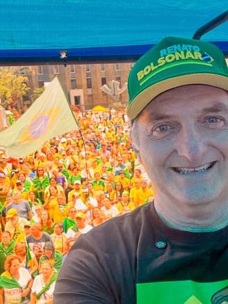 Renato Bolsonaro, irmão de Bolsonaro, participou de protestos com apoiadores do ex-presidente neste domingo, 25 de janeiro, na Avenida Paulista, em São Paulo