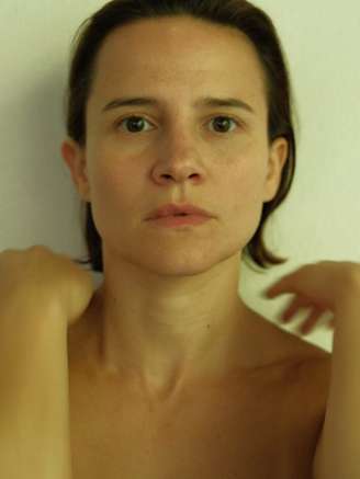 Bianca Comparato estrela 'Autobiografia do Vermelho'.