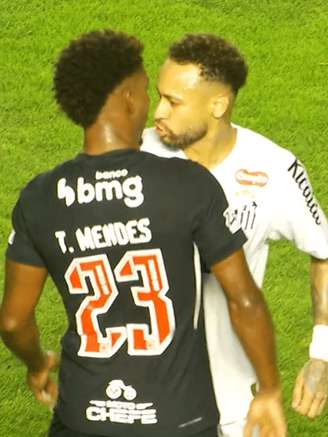 Neymar e Thiago Mendes se encarando no jogo entre Santos e Vasco, válido pela quarta rodada do Brasileirão