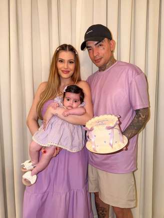 Filha de MC Guimê encanta em fotos de mesversário e semelhança com o pai chama atenção —