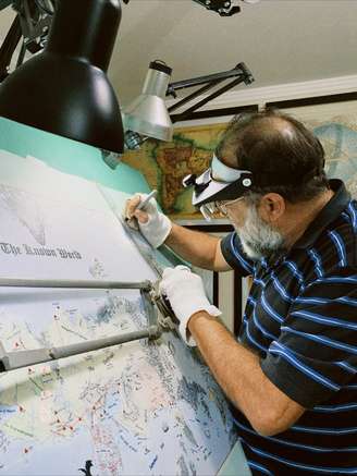Francisco Stein desenhando um mapa